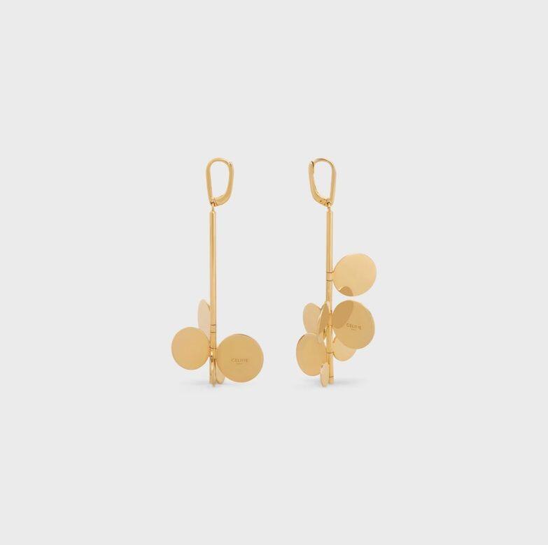 CELINE的Mouvement Moderne Petals耳環，以俐落的設計呈現花瓣垂墜的形狀，展現不一樣的美態