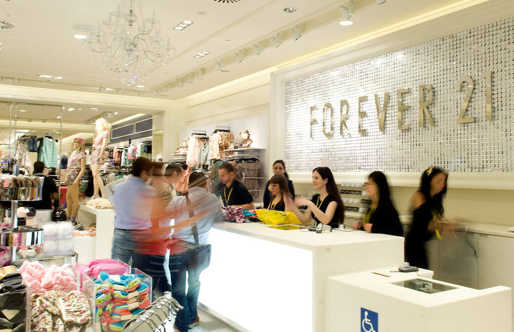 Forever 21當初的吸引之處是款式年輕,價錢非常便宜,後來擴大年齡層至一眾 Forever 21當初的吸引之處是款式年輕,價錢非常便宜,後來擴大年齡層至一眾