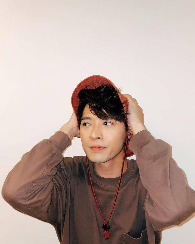 日系穿搭中,山系的穿著也突顯了他的個性,啡色上衣配上一頂橙色漁夫 日系穿搭中,山系的穿著也突顯了他的個性,啡色上衣配上一頂橙色漁夫