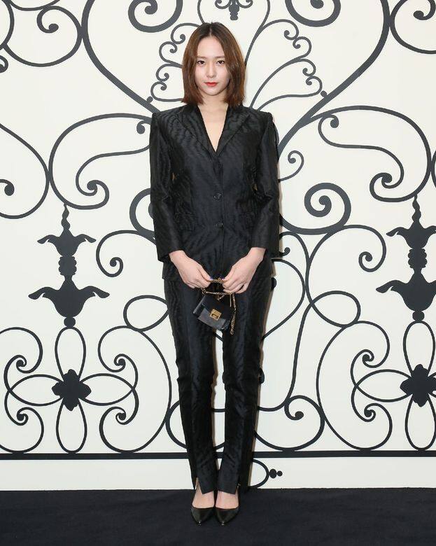 Krystal鄭秀晶出席香港時裝活動時,穿上帥氣的黑色套裝亮相,她說:「我通常很 Krystal鄭秀晶出席香港時裝活動時,穿上帥氣的黑色套裝亮相,她說:「我通常很