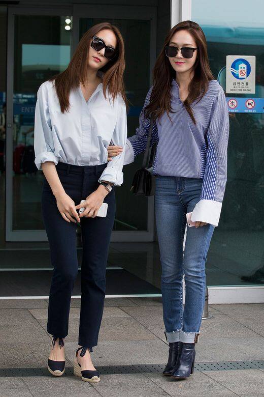 Krystal鄭秀晶的私服搭配都同樣走簡約風，而恤衫也是她跟姊姊Jessica鄭秀妍的