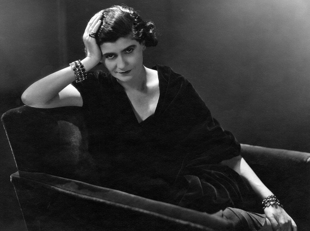 1932年，在經濟大蕭條期間，Chanel女士靈活運用鑽石，推出首個、也是唯一一個《Bijoux