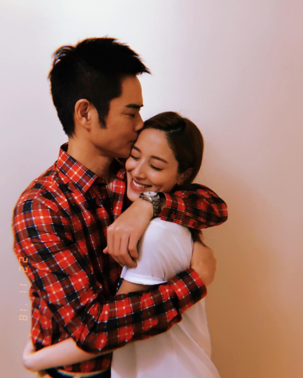 現年49歲的鄭嘉穎與27歲的陳凱琳今年8月在峇里島完婚,才過三個多 現年49歲的鄭嘉穎與27歲的陳凱琳今年8月在峇里島完婚,才過三個多