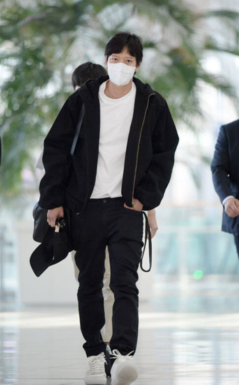 雖然姜棟元自稱對穿搭沒有要求，不過在他的機場私服look中，一身黑色衛