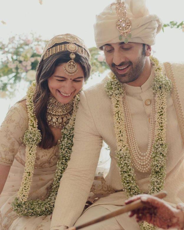 Alia Bhatt跟印度Bollywood知名演員Ranbir Kapoor拍拖5年，在今年4月二人在孟買低調結婚