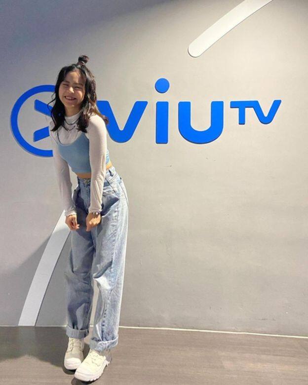 在《全民造星IV》的活動中,Gao以白色高領長袖外搭粉藍色吊帶短上衣,配上 在《全民造星IV》的活動中,Gao以白色高領長袖外搭粉藍色吊帶短上衣,配上