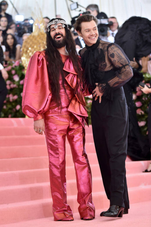 Gucci創作總監Alessandro Michele和Harry Styles於2019年Met Gala一起行紅地氈。 Gucci創作總監Alessandro Michele和Harry Styles於2019年Met Gala一起行紅地氈。
