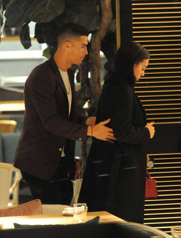 離開餐廳時,C朗更護著女友Georgina Rodriguez,扶著她的腰,十分貼心。 離開餐廳時,C朗更護著女友Georgina Rodriguez,扶著她的腰,十分貼心。