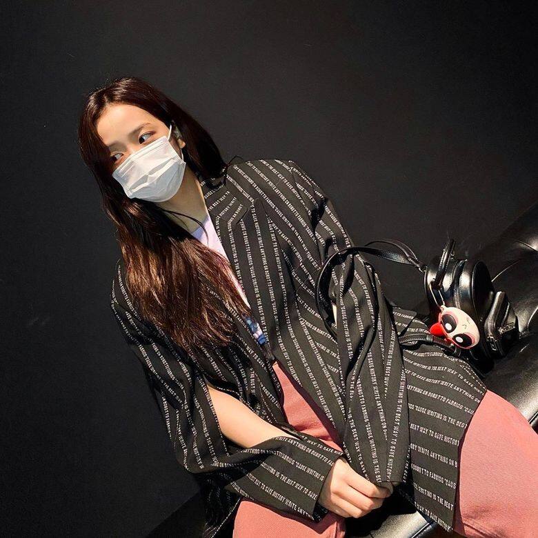 時尚界一直流行statement tee或statement jewellery,因為引人注目的句子夠玩味及吸睛,又容易表達你的內在性格。如果你是文字控或statement時尚系列的粉絲,絕對不能錯過編輯推介的文字款口罩了。這款口罩有兩層,你可以自行放濾芯,而且可以洗衣機清洗,真是懶人必備款! 時尚界一直流行statement tee或statement jewellery,因為引人注目的句子夠玩味及吸睛,又容易表達你的內在性格。如果你是文字控或statement時尚系列的粉絲,絕對不能錯過編輯推介的文字款口罩了。這款口罩有兩層,你可以自行放濾芯,而且可以洗衣機清洗,真是懶人必備款!