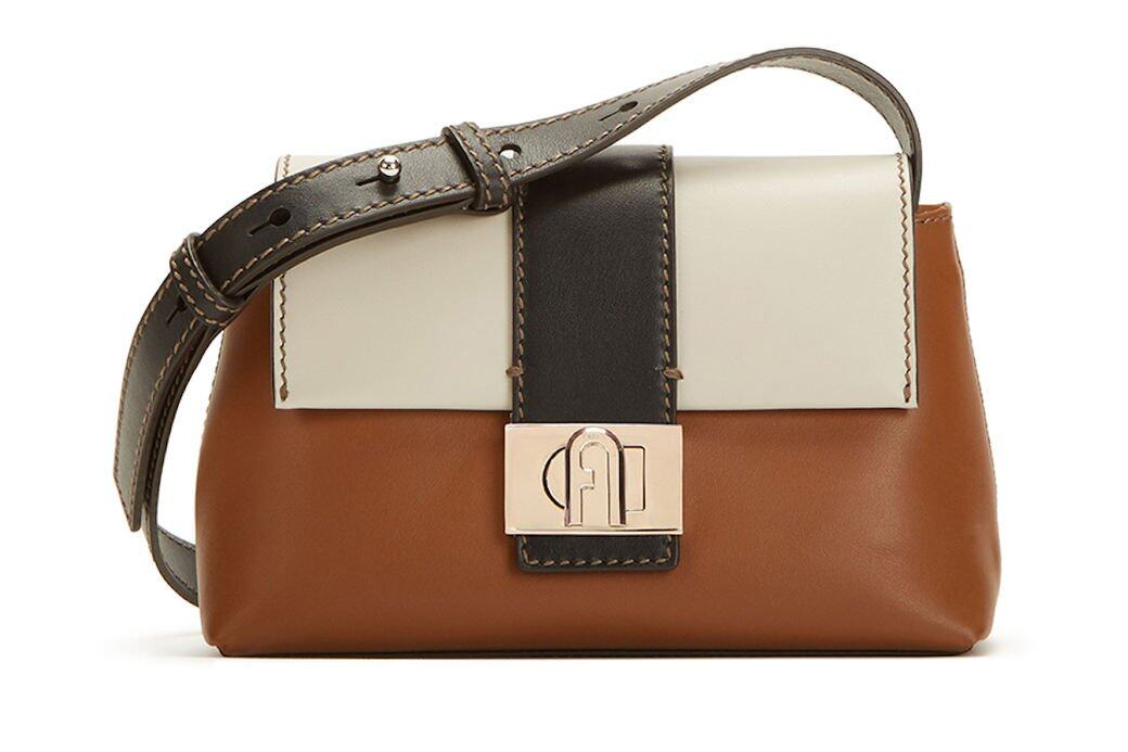 Furla Charlie系列完美詮釋出品牌的精湛匠藝,此手袋採用Roma柔軟小牛皮,輕巧舒 Furla Charlie系列完美詮釋出品牌的精湛匠藝,此手袋採用Roma柔軟小牛皮,輕巧舒