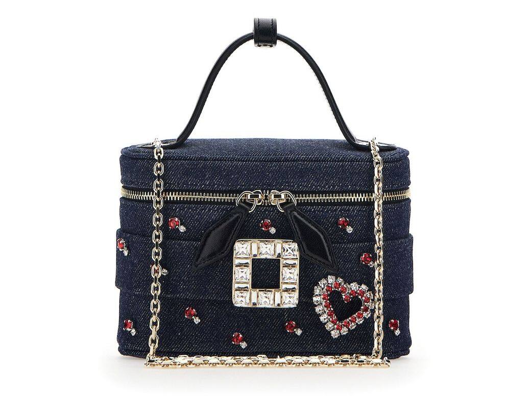 Roger Vivier 的 Love Strass Buckle 迷你手袋以復古美容盒為靈感,是適合派對、約會的別緻款 Roger Vivier 的 Love Strass Buckle 迷你手袋以復古美容盒為靈感,是適合派對、約會的別緻款