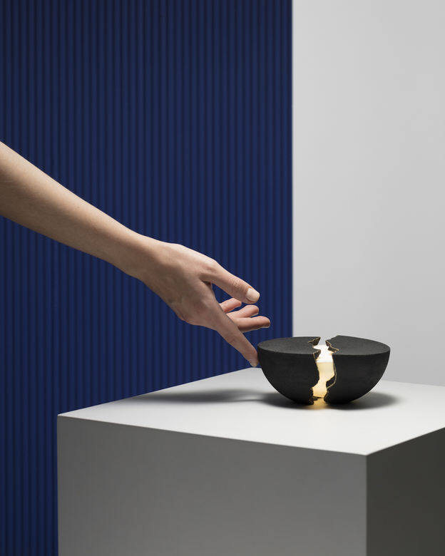 這款外型獨特的「Teno 藍牙音響」,設計概念源自於日本「金繼」工藝精神,用家只 這款外型獨特的「Teno 藍牙音響」,設計概念源自於日本「金繼」工藝精神,用家只