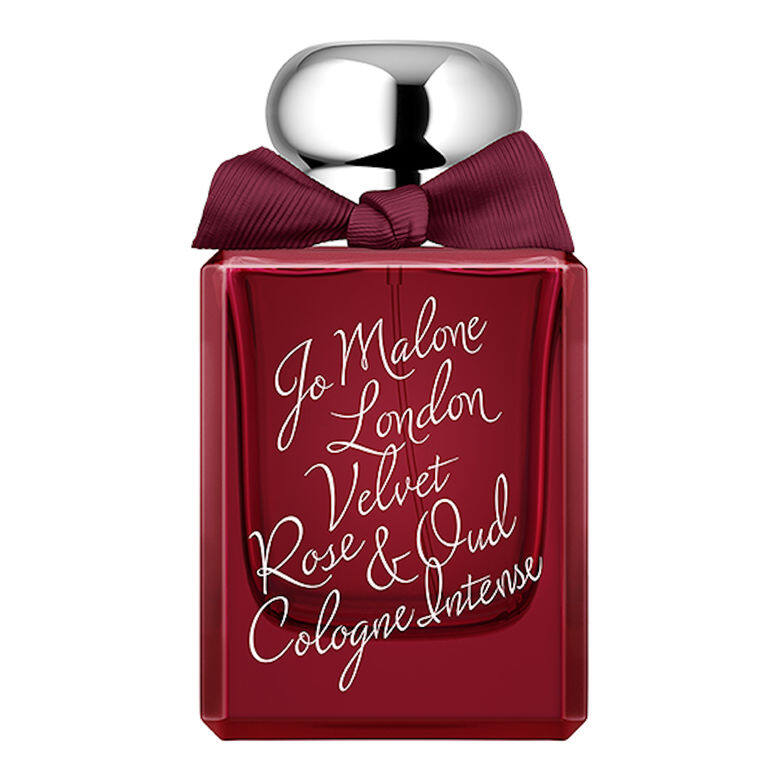 Jo Malone 的 Velvet Rose & Oud Cologne Intense 以大馬士革玫瑰的香氣令人着迷,以其揮之不去的香 Jo Malone 的 Velvet Rose & Oud Cologne Intense 以大馬士革玫瑰的香氣令人着迷,以其揮之不去的香