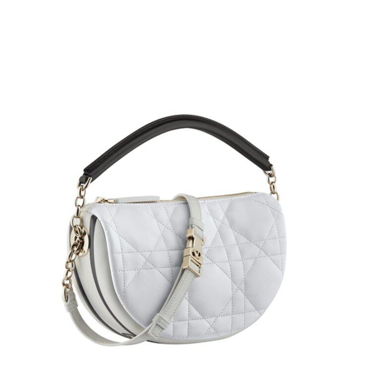 半月形的Dior Vibe Hobo手袋則以經典的白色Cannage藤格紋皮革縫製，配備兩條不同