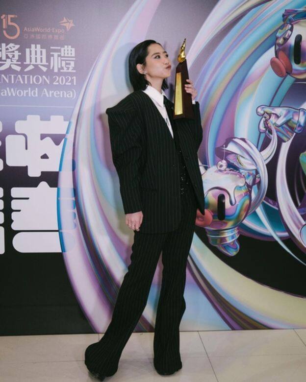 Gigi身穿以中性的型格西裝look出席叱咤樂壇頒獎禮，並勇奪女新人金獎。超