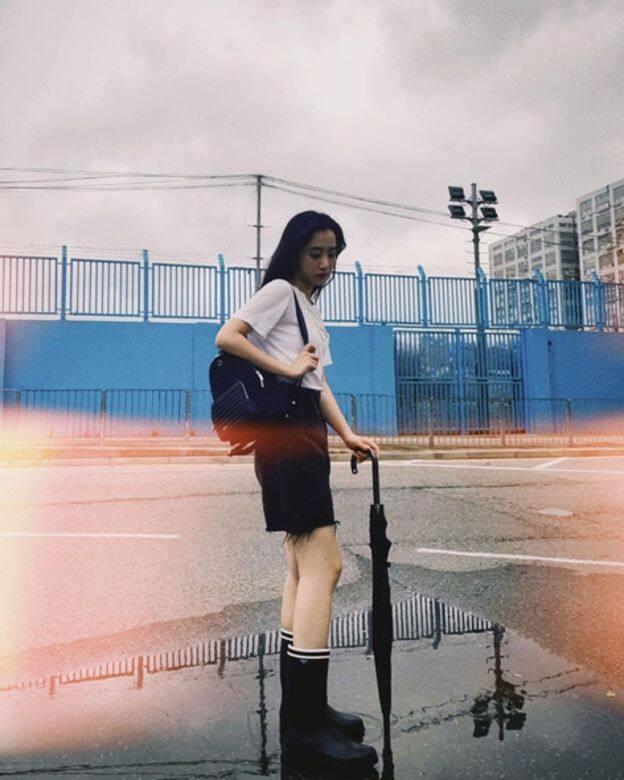 畢竟下雨很可能會將你悉心的打扮毀於一旦,Sabrina就回歸最基本,將白tee加 畢竟下雨很可能會將你悉心的打扮毀於一旦,Sabrina就回歸最基本,將白tee加