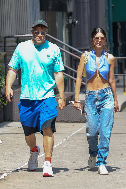 Emily Ratajkowski 也在跟老公出門逛接時改揹了黃色的Jw Pei Gabbi Bag腋下袋,搭配一身超 Emily Ratajkowski 也在跟老公出門逛接時改揹了黃色的Jw Pei Gabbi Bag腋下袋,搭配一身超