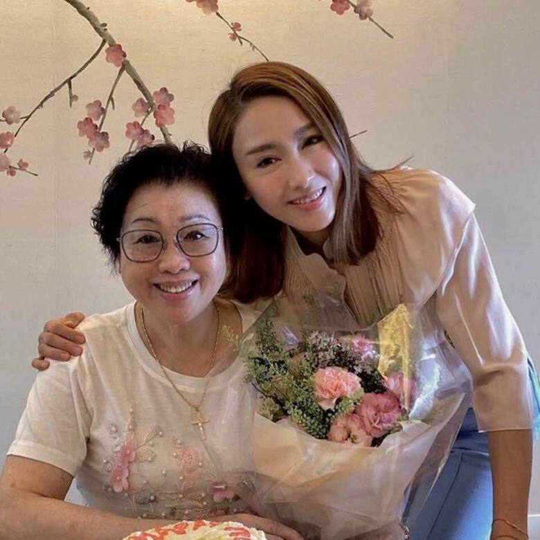 趁一年一度母親節,黎姿在Instagram上發布和媽媽的合照,並說「現在,歲月靜好,我 趁一年一度母親節,黎姿在Instagram上發布和媽媽的合照,並說「現在,歲月靜好,我