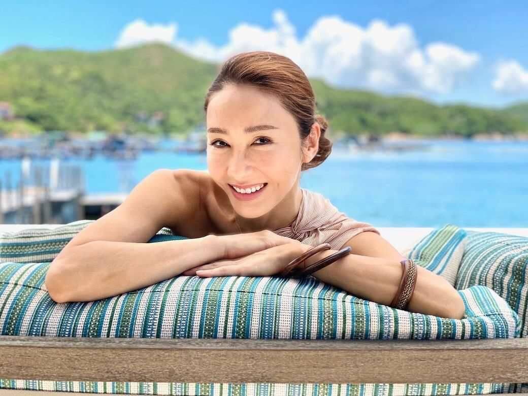 黎姿帶女兒和父母三代同堂去旅行!48歲顧家黎姿的幹練女神穿搭法 黎姿帶女兒和父母三代同堂去旅行!48歲顧家黎姿的幹練女神穿搭法
