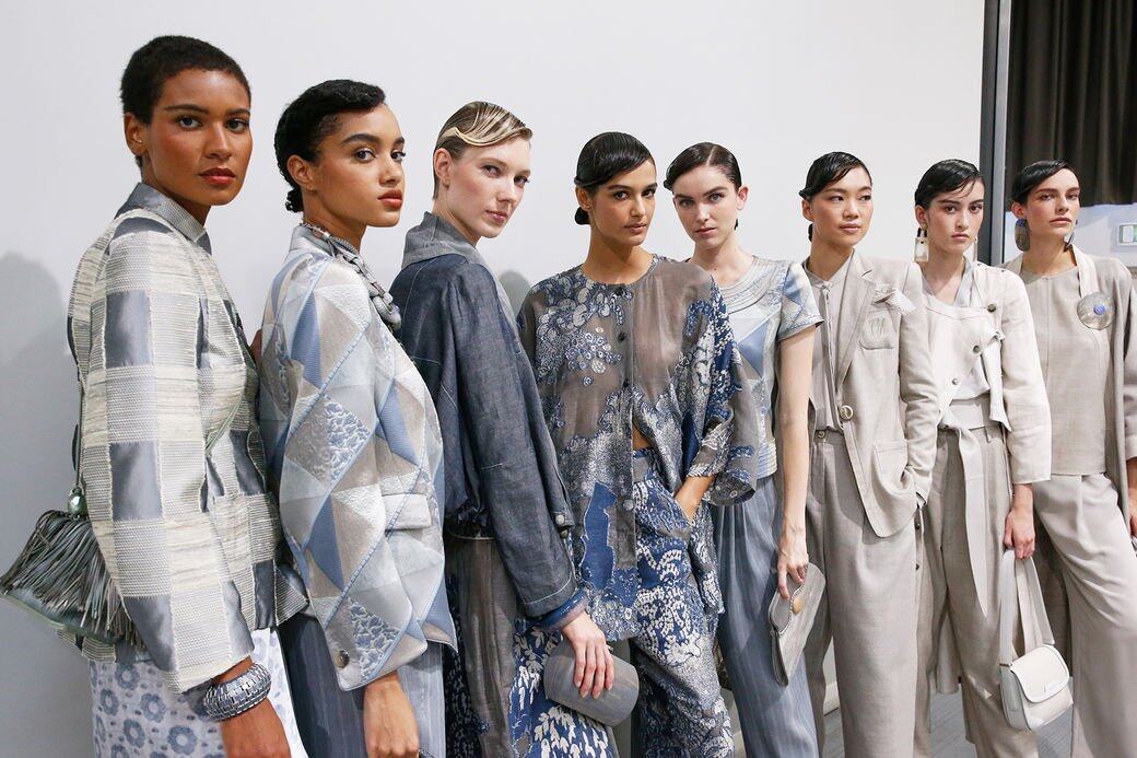 Giorgio Armani今季的用色以柔和中性為主,不同深淺與調子的藍色、灰色、米色與黑 Giorgio Armani今季的用色以柔和中性為主,不同深淺與調子的藍色、灰色、米色與黑