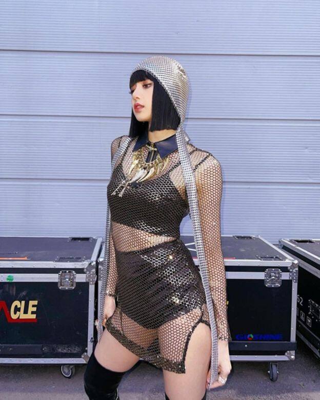 Blackpink中被稱為人間芭比的Lisa,細腰長腿宛如是漫畫中走出來的女主角,她透 Blackpink中被稱為人間芭比的Lisa,細腰長腿宛如是漫畫中走出來的女主角,她透