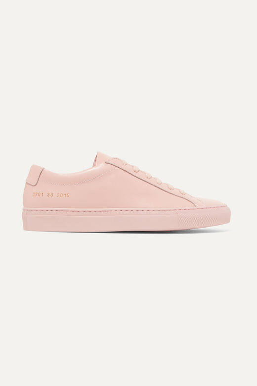 粉色皮革運動鞋（$2,677 Common Project）最簡約的粉嫩少女粉色波鞋，