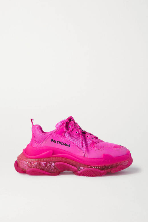 螢光鮮粉色運動鞋（$8,000 Balenciaga）螢光粉色時尚大方，黑白素色穿搭下，它就是你