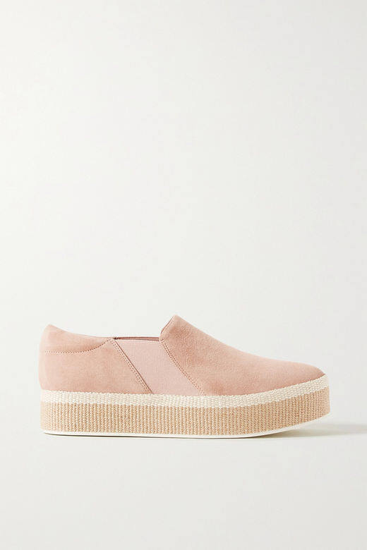 粉色麖皮運動鞋（$1,845 Vince）一套上就出門的懶人鞋設計，休閒又舒適，容易和