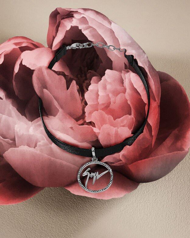 「Forever Bloom」系列還有一款綴有銀色品牌標的頸圈,為你的新春造型添上閃爍焦 「Forever Bloom」系列還有一款綴有銀色品牌標的頸圈,為你的新春造型添上閃爍焦