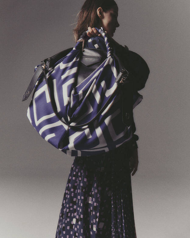 在Givenchy 2020/2021 秋冬時裝騷上，Antigona Soft在手挽繫上對比鮮明的撞色絲巾亮相，演繹