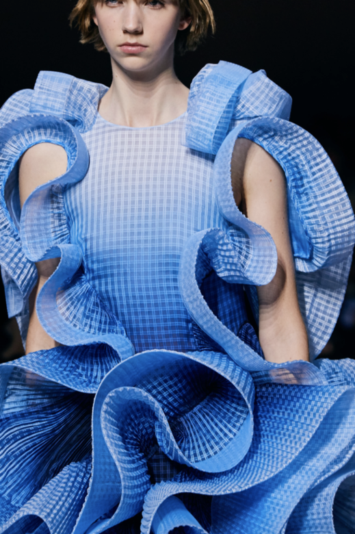 回顧Clare Waight Keller這三年在Givenchy的歷程，她的設計風格與前任設計師Riccardo Tisci截然不