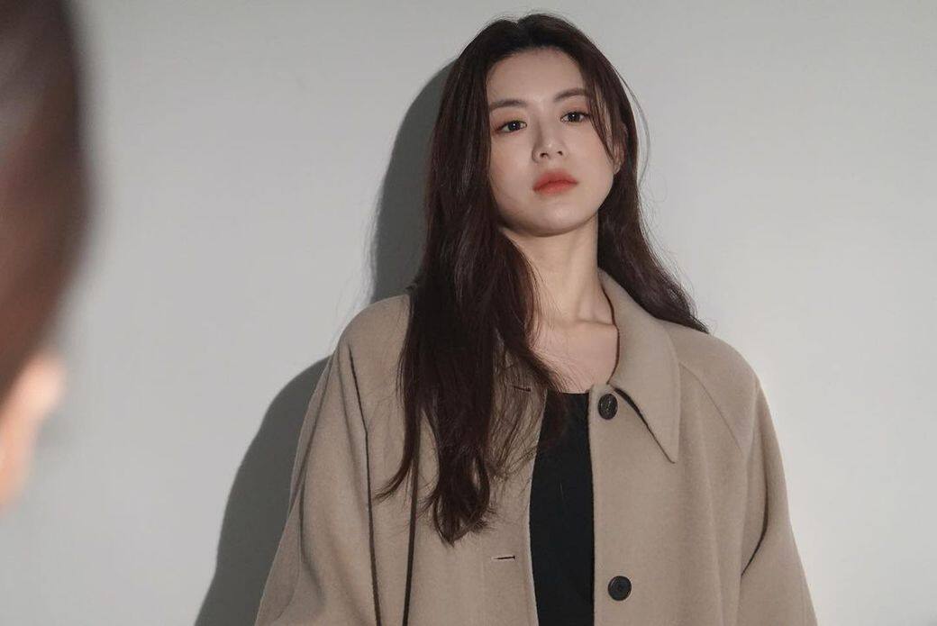 高允貞在首爾女子大學修讀現代美術系,難怪渾身散發不言而喻的藝術 高允貞在首爾女子大學修讀現代美術系,難怪渾身散發不言而喻的藝術