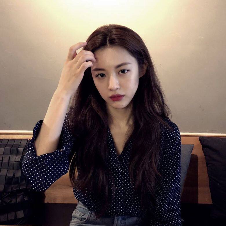 高允貞憑脫俗出塵的氣質外形,成為硬照女模,在出道前早就被以報導大 高允貞憑脫俗出塵的氣質外形,成為硬照女模,在出道前早就被以報導大