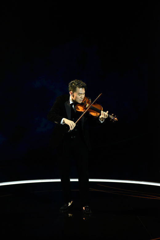 小提琴家陳銳則身穿Giorgio Armani黑色絲絨禮服演身於金馬獎台上。