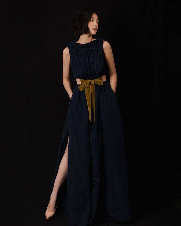 影星王淨穿上由Net-a-Porter所提供的品牌Artclub的露肩超長連衣裙，這款露肩縮