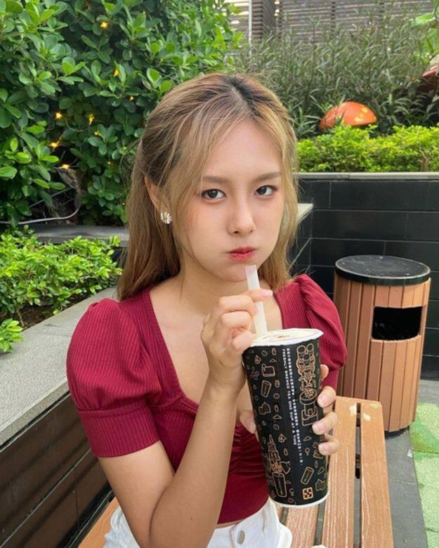 看來Alice對滿滿少女感的公主袖亦是情有獨鍾!選擇小公主袖可遮手臂之 看來Alice對滿滿少女感的公主袖亦是情有獨鍾!選擇小公主袖可遮手臂之