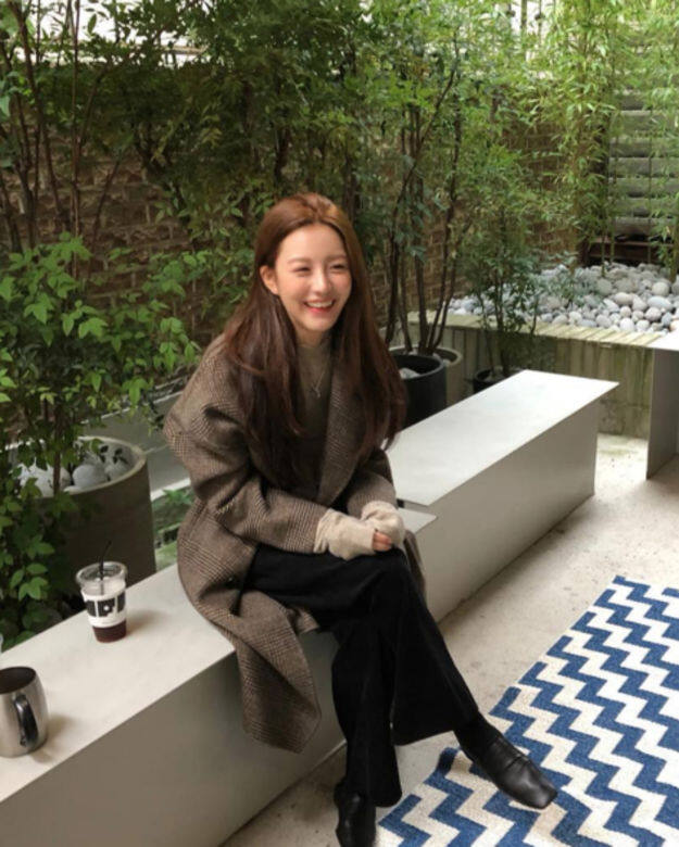 成熟沈穩的格紋大褸,在高允真身上也能穿出空靈氣質,她以同色系圓領 成熟沈穩的格紋大褸,在高允真身上也能穿出空靈氣質,她以同色系圓領
