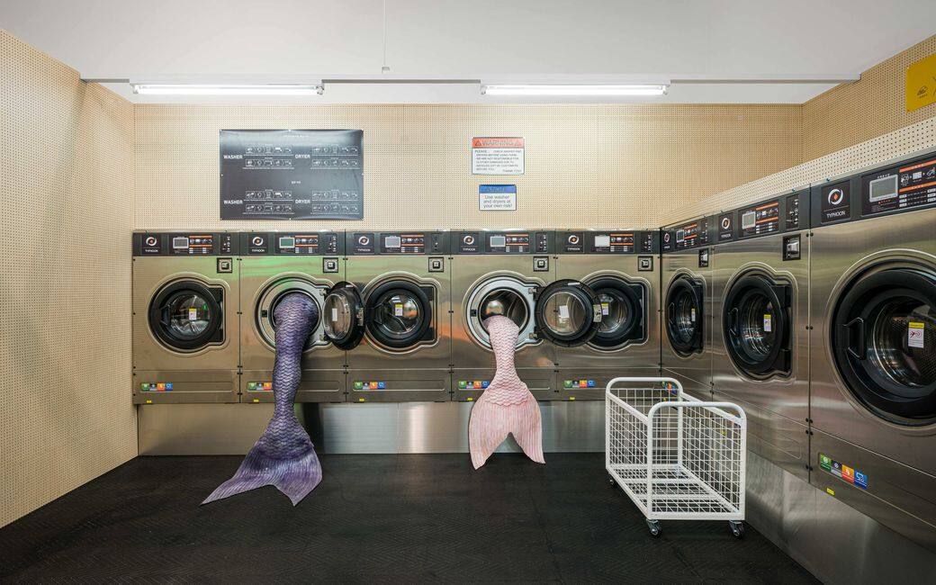 Olivia Erlanger的超現實作品《Ida, Ida, Ida!》將博物館空間轉化為洗衣店。這個專門為等候 Olivia Erlanger的超現實作品《Ida, Ida, Ida!》將博物館空間轉化為洗衣店。這個專門為等候