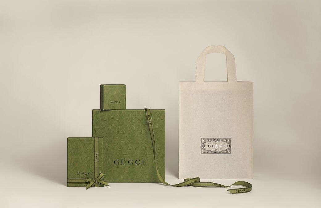 Gucci亦剛剛推出了全新包裝,在紙袋和禮盒上壓印綠色花紋,而包裹產品的 Gucci亦剛剛推出了全新包裝,在紙袋和禮盒上壓印綠色花紋,而包裹產品的