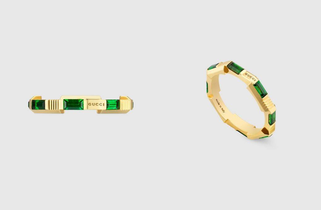 戒指鑲有八顆共9卡的長方形切割綠碧璽，配以18K黃金。戒指特別擁有