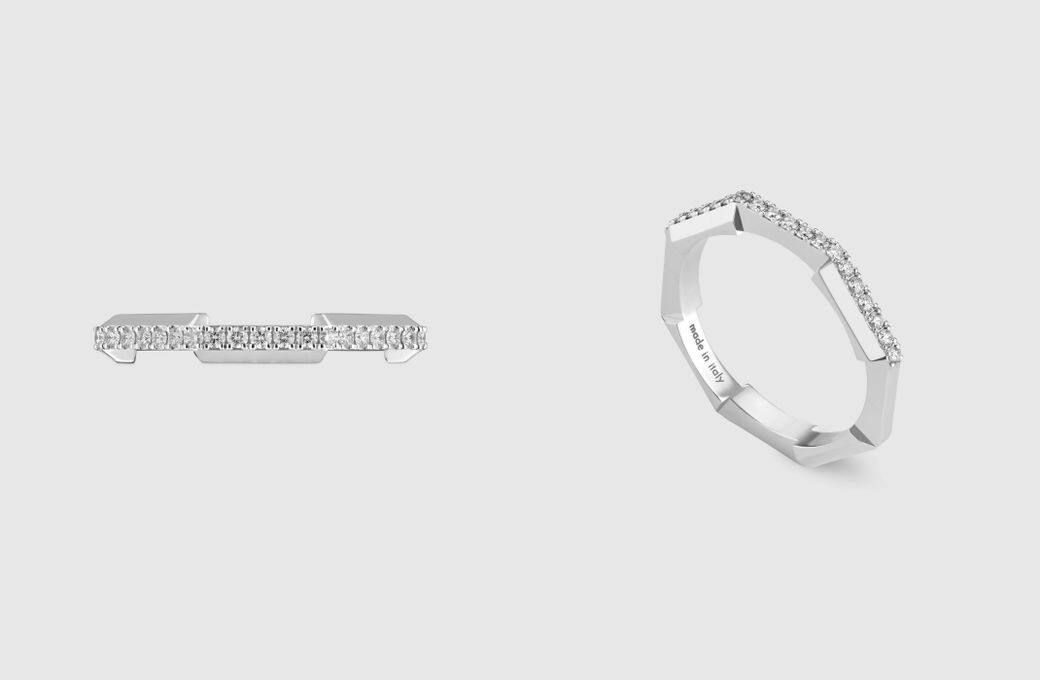 戒指採用密鑲設計，將十九顆共1.6卡的鑽石融入八角形的18K白金戒