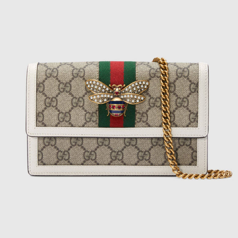 Gucci簽名式的小蜜蜂裝飾令monogram WOC更加迷人! Gucci簽名式的小蜜蜂裝飾令monogram WOC更加迷人!