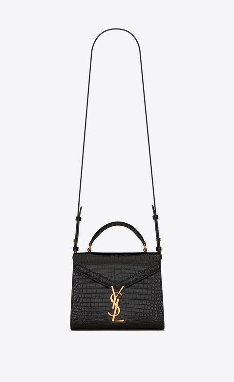 Cassandra mini top handle bag in crocodile-embossed shiny leatherHK$ 18,900見袋子的門扣——YSL logo,便得悉手袋是品牌Saint Laurent Cassandra mini top handle bag in crocodile-embossed shiny leatherHK$ 18,900見袋子的門扣——YSL logo,便得悉手袋是品牌Saint Laurent