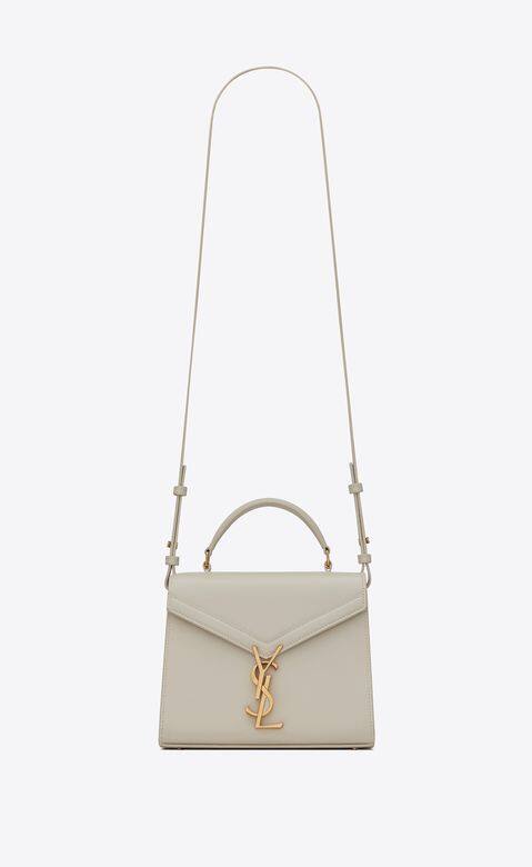 Cassandra mini top handle bag in vintage white grain de poudre embossed leather HK$ 17,500眾色調之中,最令人期待的色調,莫 Cassandra mini top handle bag in vintage white grain de poudre embossed leather HK$ 17,500眾色調之中,最令人期待的色調,莫