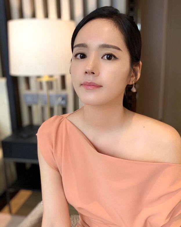 韓佳人多年來猶如夢幻女神般存在,她的穿搭都以優雅為主,甚少出現誇 韓佳人多年來猶如夢幻女神般存在,她的穿搭都以優雅為主,甚少出現誇