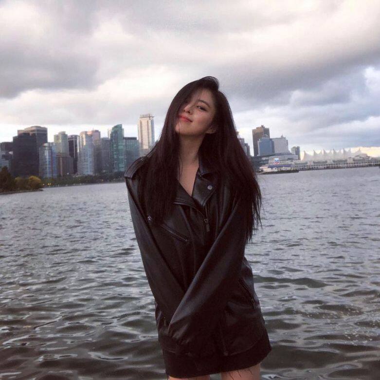 韓韶禧很百變, 一下是清純小天使,有時也能是性感小惡魔。她這一身oversized皮 韓韶禧很百變, 一下是清純小天使,有時也能是性感小惡魔。她這一身oversized皮