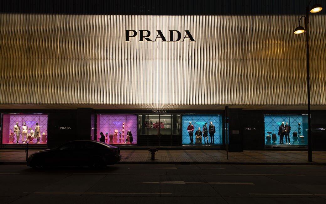 1913年，Mario Prada在米蘭創立名為Fratelli Prada的皮具店，後來交由女兒Luisa打理，到了1978年