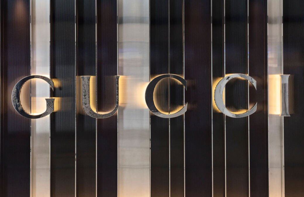 1921年由Guccio Gucci於佛羅倫斯創立，他自己擔任設計師，出售經典風格的皮具，其