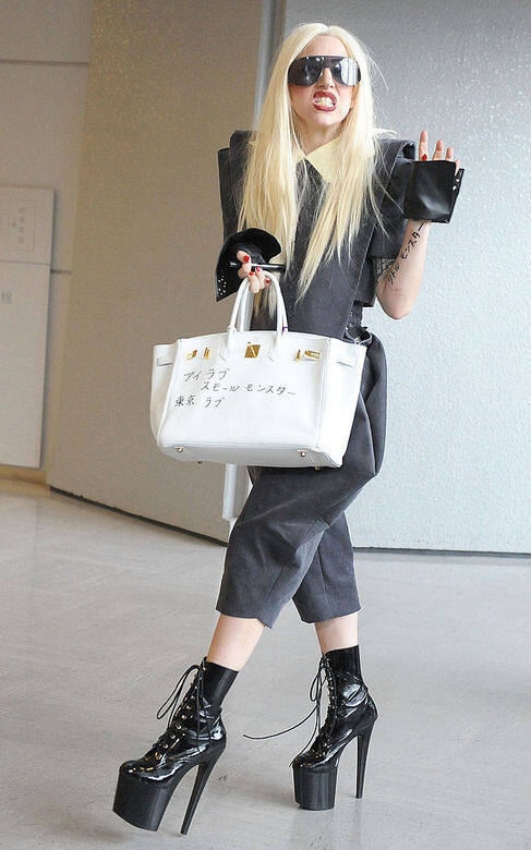 跟Victoria Beckham一樣都鍾情於Hermès Birkin的還有樂壇天后Lady Gaga。Lady Gaga對音樂與時裝同 跟Victoria Beckham一樣都鍾情於Hermès Birkin的還有樂壇天后Lady Gaga。Lady Gaga對音樂與時裝同