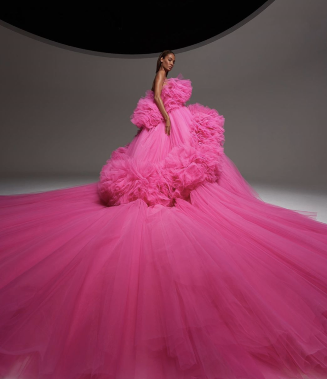 由超模Joan Smalls演繹Giambattista Valli的2020秋冬高訂系列,設計除了有與當今疫情互相呼 由超模Joan Smalls演繹Giambattista Valli的2020秋冬高訂系列,設計除了有與當今疫情互相呼